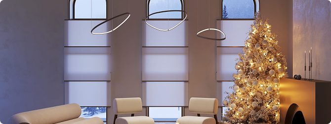 Evening living room with arched windows, translucent Flow blinds and a decorated Christmas tree